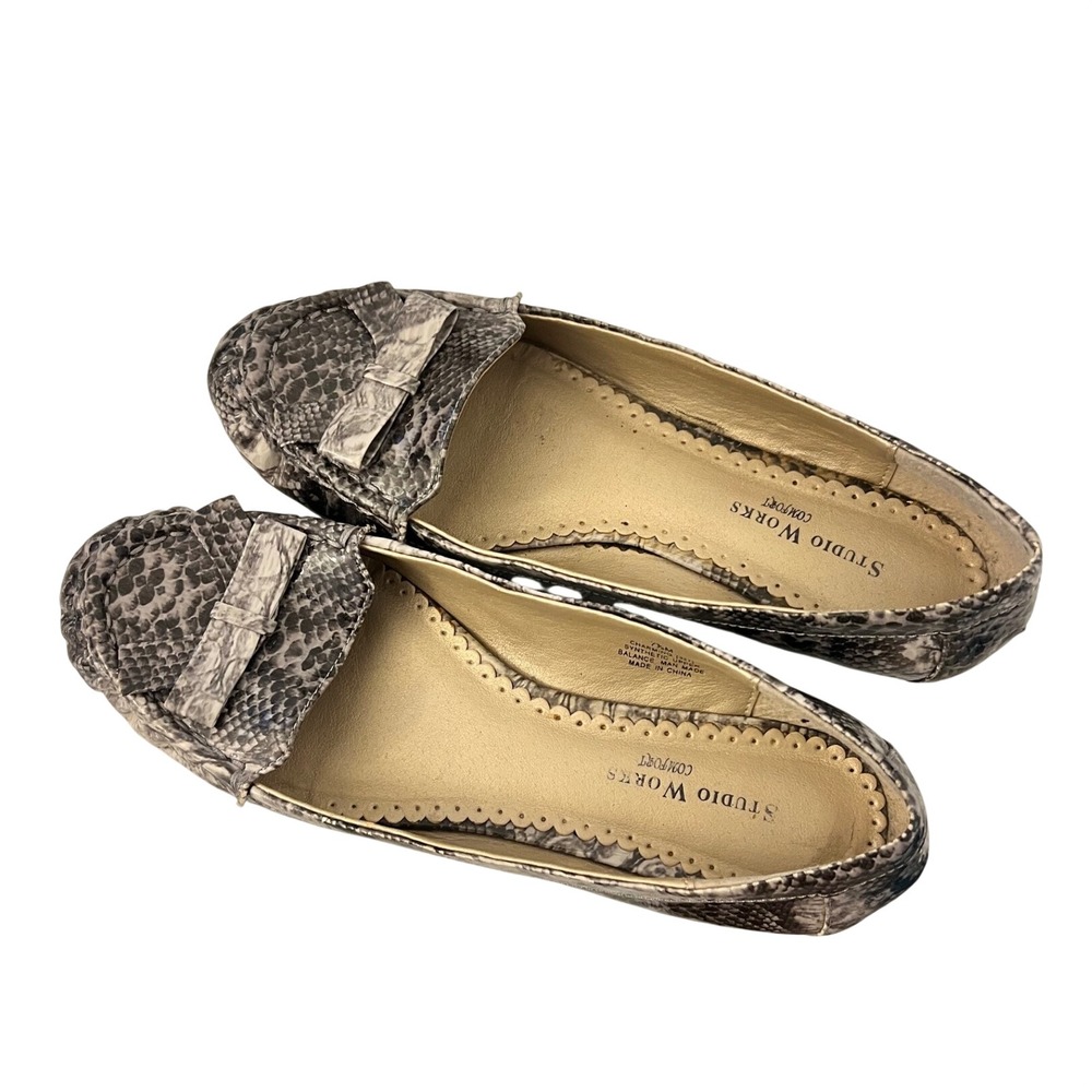Studio Works Charming Grey Snakeskin Print Bow Loafer Flats Size 7.5M